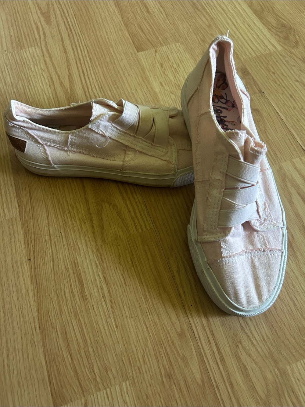 Women’s Slip-On Canvas Sneakers in Light Pink